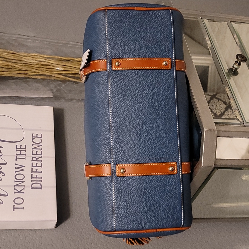 Dooney and Bourke Large Satchel Hand Bag...BRAND NEW. - Picture 3 of 7